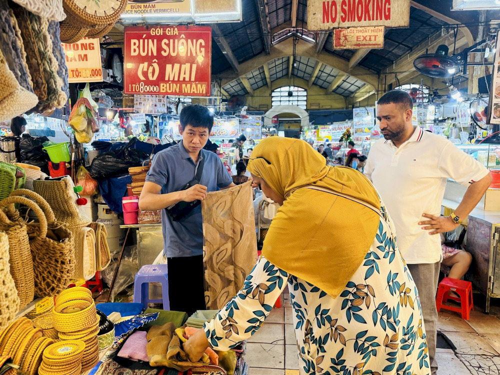 Fashion stalls at Ben Thanh Market always attract many tourists 